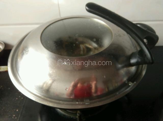 盖上锅盖，烧开后再蒸10分钟即可（如大螃蟹需多蒸5～10分钟）。