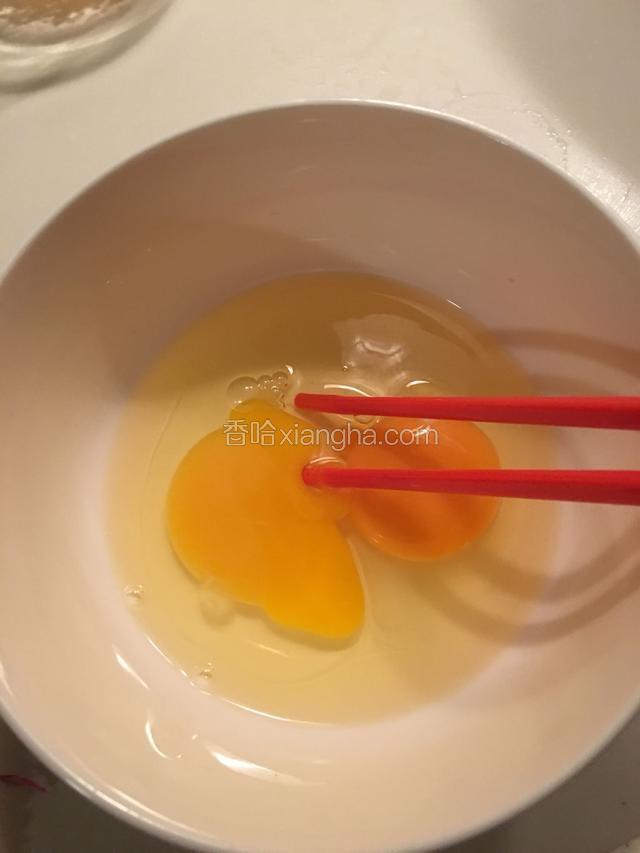 鸡蛋用筷子打散