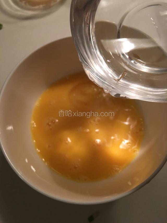 加入适量的温水，一般水量为鸡蛋的2培。