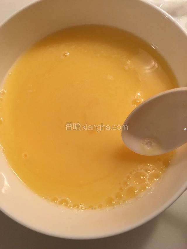 用勺子去除浮沫