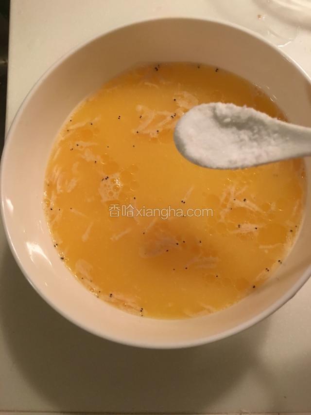 将虾皮加入蛋液里面，加入适量的油，少许盐，拌均匀。