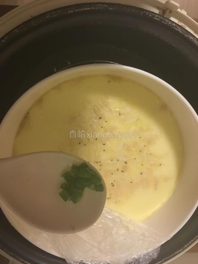 水蛋蒸熟后撒上葱花