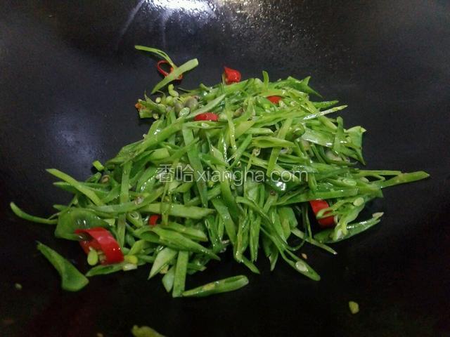将扁豆丝炒变色，且炒软。
