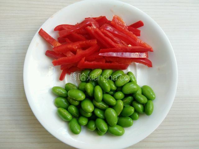 将红椒切丝和毛豆米放盘子备用