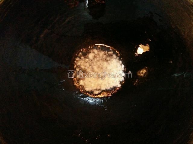 热锅冷油将蒜爆香