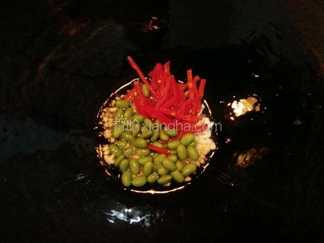 倒入红椒和豆米