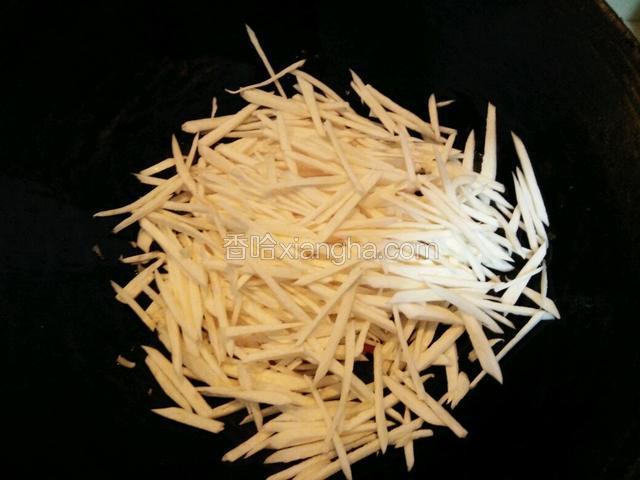 加入茭白继续煸炒