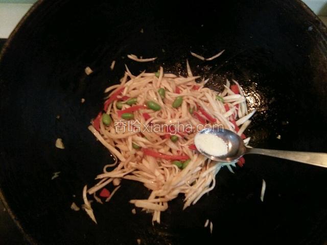 再给点鸡精煸炒片刻就关火