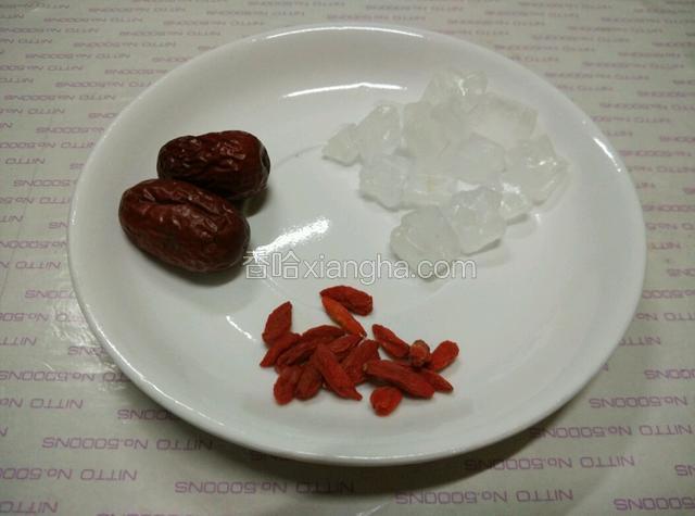 准备好红枣，冰糖，枸杞