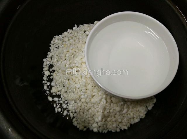 泡好的玉米碎，按1:5的比例加入干净的水