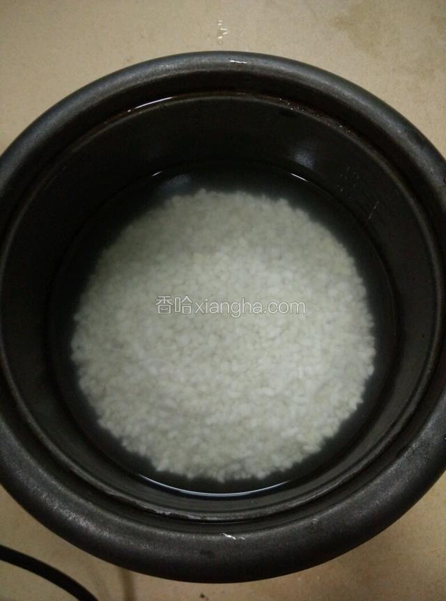 开锅，因为在宿舍只有电饭锅，所以第一次煮开之后，需要把按键调到保温模式，让它有个焖的过程，大概15分钟后，再重新按煮饭键