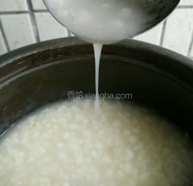 糯米羹煮到这种稠度，加入准备好的枸杞跟冰糖，再煮5分钟（枸杞不宜放太早）