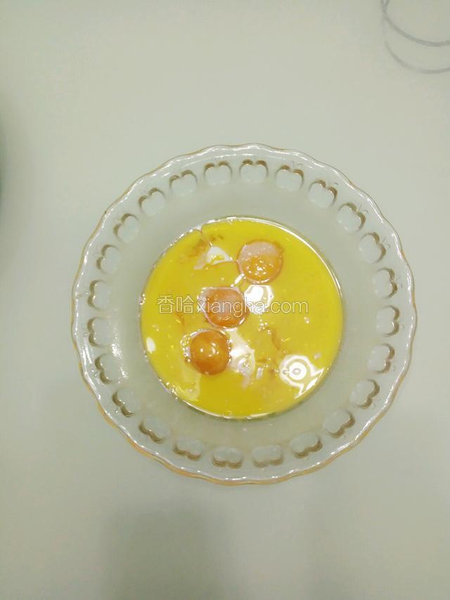 蛋黄里加入苹果醋，牛奶，油，15克白糖！