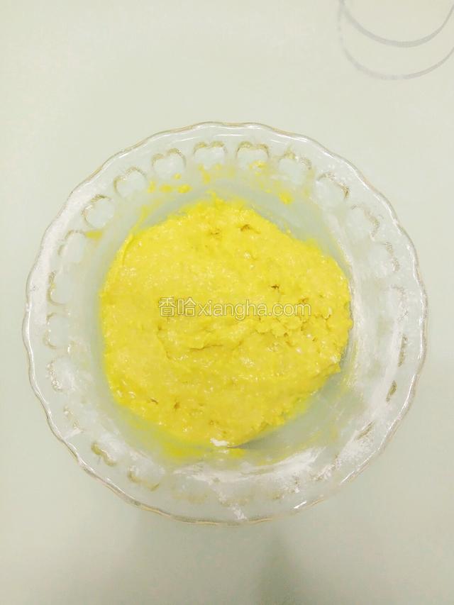 将面粉筛入蛋黄糊中，用炒菜方法上下翻拌！切记不能划圈，防止面糊生筋！翻拌均匀后，蛋黄糊顺滑粘稠！