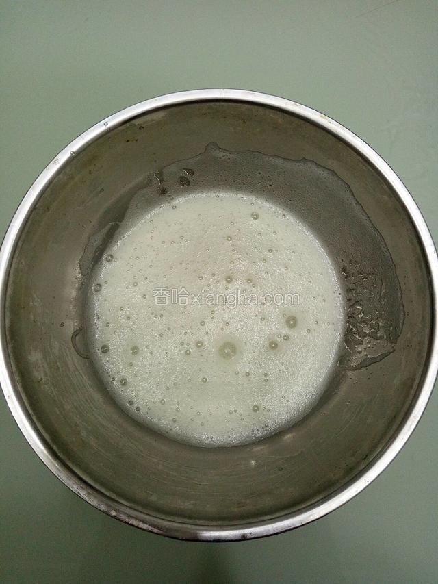 开始打蛋清，蛋清液变白，出现泡泡时，加入20克白糖！
