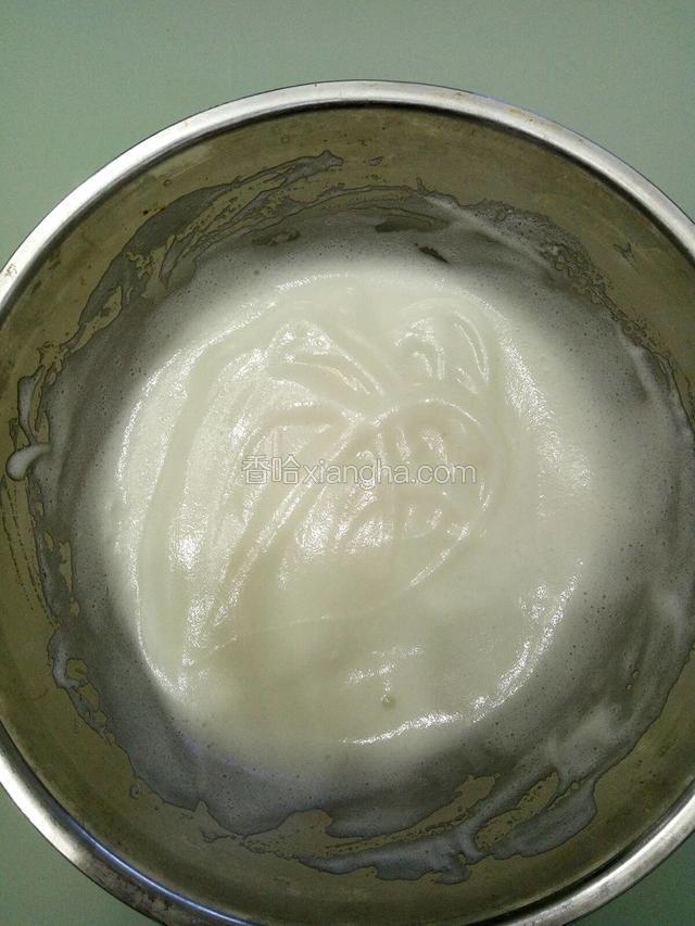 打发至蛋清液粘稠顺滑，出现痕迹时再加入20克白糖！