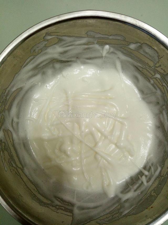 继续打发至蛋清液痕迹更加明显时加入最后的20克白糖！