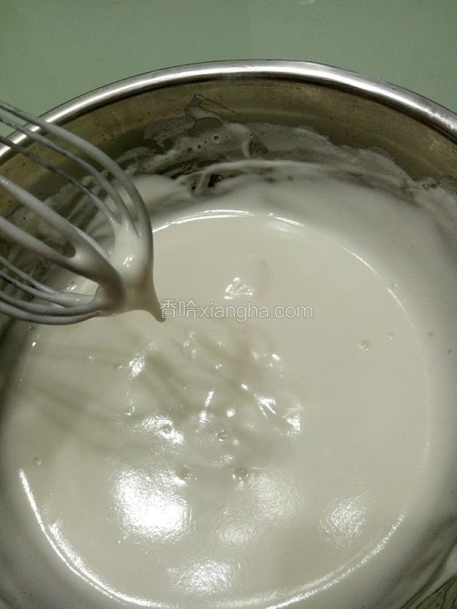 打发至提起打蛋器，出现小尖角时即可！