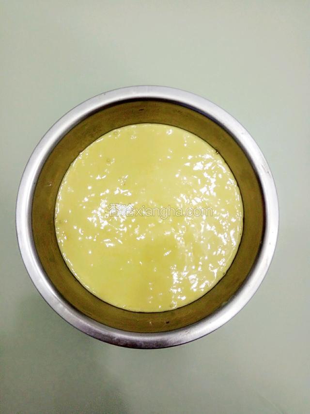 翻拌好的蛋清蛋黄混合液全部会到打发的蛋清液中，上下翻拌均匀！
