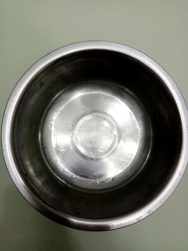 容器抹一层油，为了蛋糕蒸好后更轻松脱模！