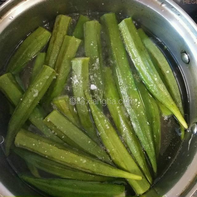 锅中放适量的水煮开，放入少许油，盐再倒入煮，干净的秋葵煮大约两三分钟这样