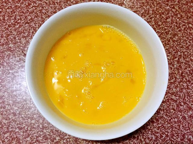 鸡蛋打散加入温水和盐搅拌均匀