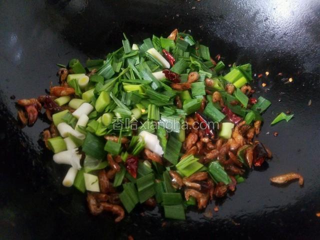 然后放入蒜苗,盐,十三香继续翻炒，将蒜苗炒软，盐翻炒均匀。
