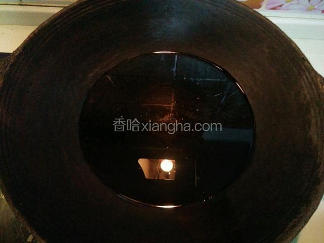 锅给宽油，油温8成热，（看有大量青烟上升时就可以了）