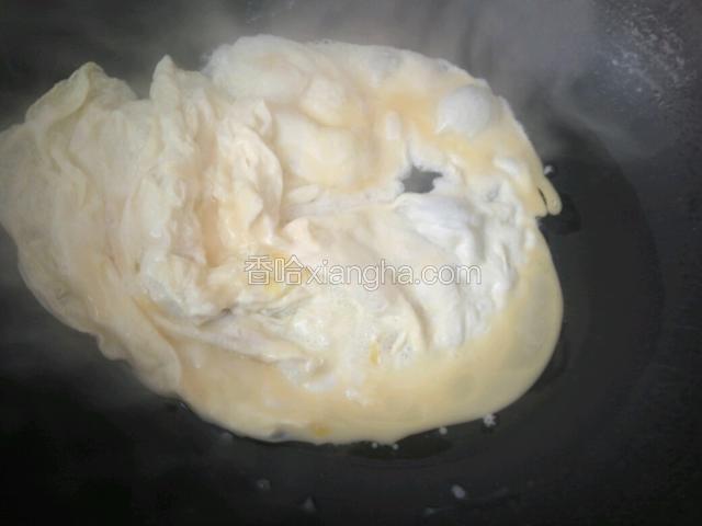 一边起泡时用铲子推到一边，挪动油锅