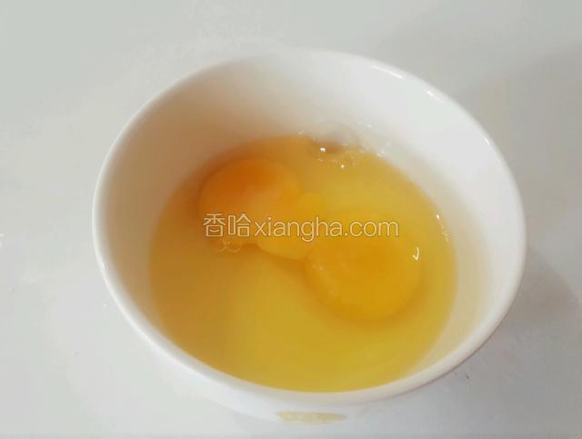 鸡蛋打入碗里均匀搅拌备用