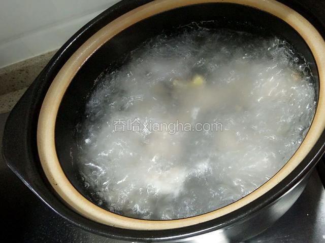 
开大火继续熬5分钟，值到把浮沫去干净为止。最后盖上盖炖35分钟。
    

          
