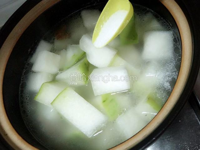 炖至排骨软烂，放入冬瓜，添加适量的盐大火烧开转中火再炖5分钟。