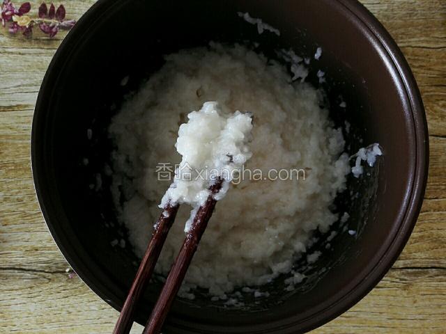 糯米饭蒸熟趁热拿出来，用筷子顺时针搅拌糯米不完整，能沾连一切就行了