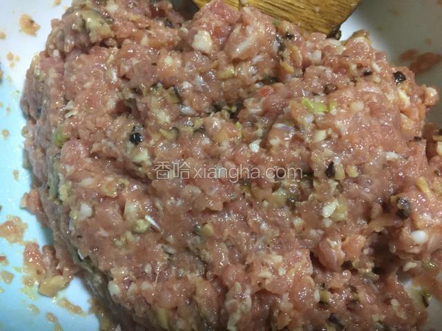 把所有的调味品放入牛肉里拌匀。