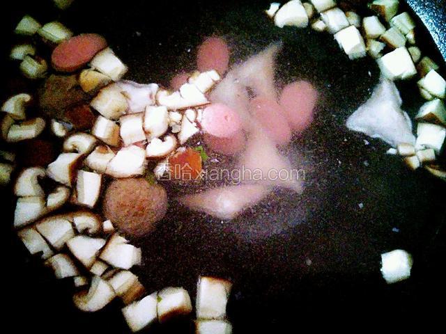 给锅里倒入凉水，大火烧开后，把鱼丸和香菇倒入锅里煮沸五分钟。