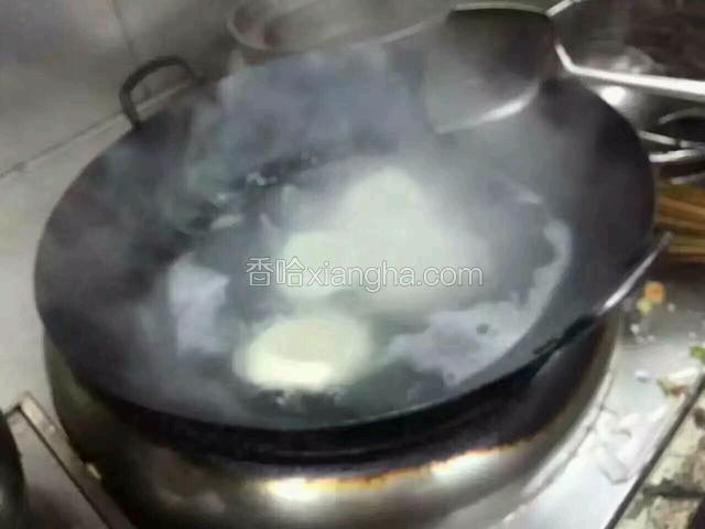 将分好的面块下入沸水中煮5一6分钟至飘起、将煮好的面团快速加入剩余的面粉里、快速加入泡打粉、食粉、白糖和成面团。
