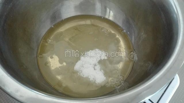 蛋清加入两滴柠檬汁，再加入白糖