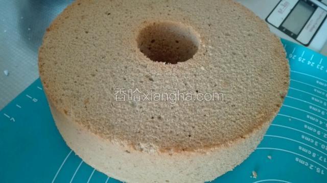 然后再轻轻按压蛋糕底部的一圈，底部模具就轻松脱模了