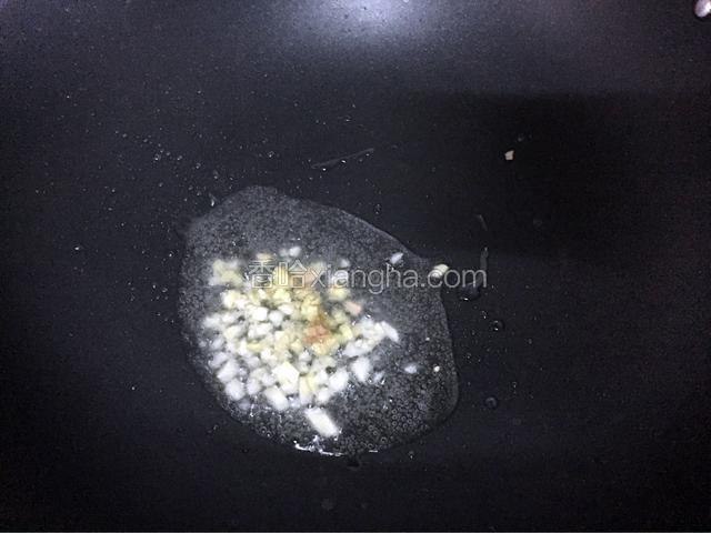 锅中倒入适量油烧热后放入姜蒜爆香