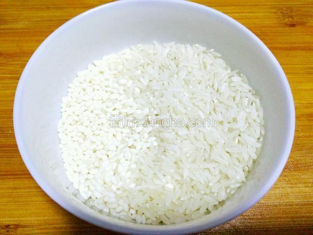 用手抓2把糯米，2把大米