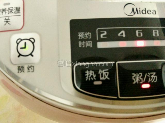 电饭锅按预约煲粥，我是晚上10点睡觉前准备好，所以预约6个小时，也就是凌晨4点电饭锅会开始自动煮粥（需要两个小时煮到粘稠）6点就煮好了，6点30起床就可以吃到香喷喷的红薯粥了