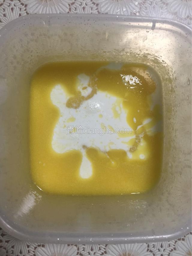 依次倒入玉米油和牛奶用电动打蛋器继续搅打均匀