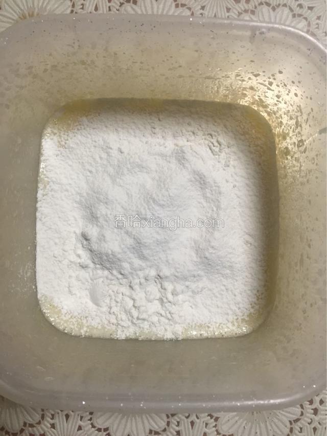 筛入低粉用橡皮刮刀翻拌均匀