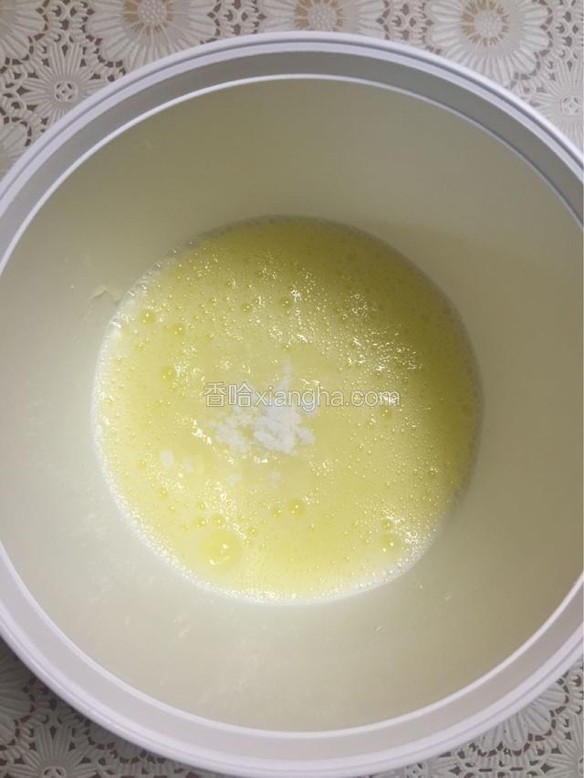 分三次加入白糖，用电动打蛋器搅打均匀