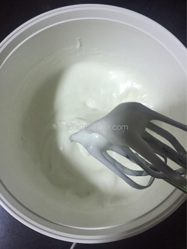 蛋白打发至提起打蛋器，蛋白能拉出一个直立的小尖角，且不会往下掉，就不要继续搅打了
