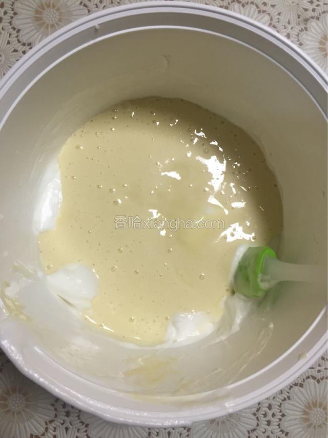 翻拌好的面糊倒入蛋白盆里，继续翻拌均匀