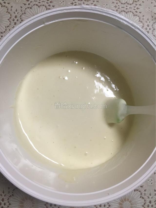 翻拌好的面糊有微微的光泽度，整体均匀，且没有蛋白
