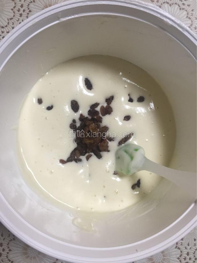然后倒入事先浸泡好的提子干继续翻拌均匀