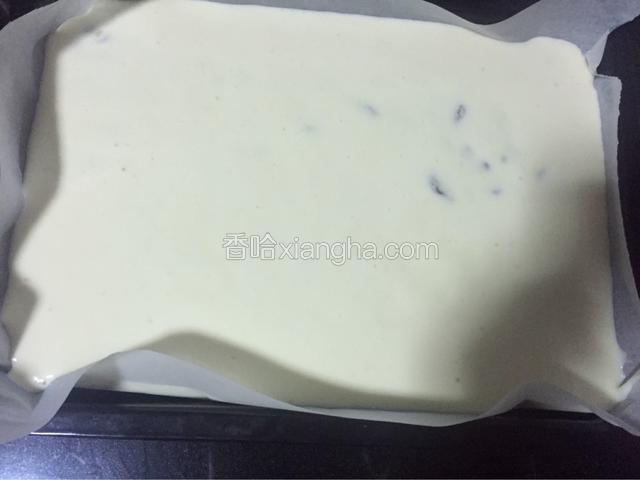 烤盘上垫油纸，倒入面粉糊，轻震几下，震出里面的大气泡