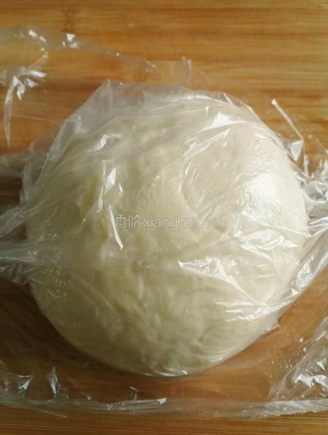 取出面团排气，盖保鲜膜松弛10分钟